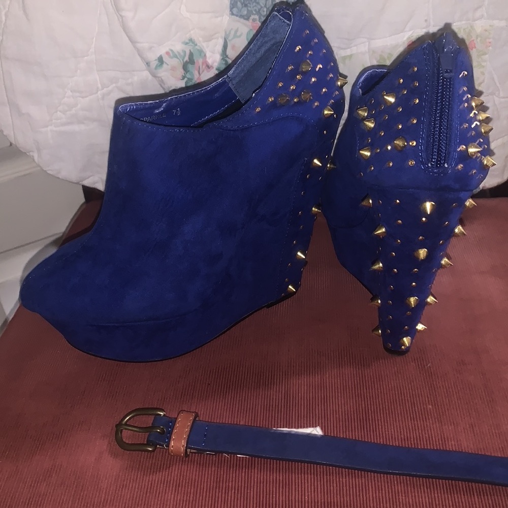 3 piece night out! Stack blue suede shoes and belt